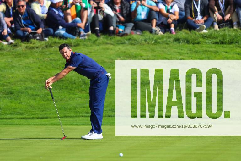 2018 Ryder Cup Day 1, Albatros Course, Le Golf National, Saint-Quentin-en-Yvelines, Paris 28 9 2018 Rory McIlroy dejected after missing a putt to lose his match on 16th hole Rory McIlroy dejected after missing a putt to lose his match on 16th hole 28 9 2018