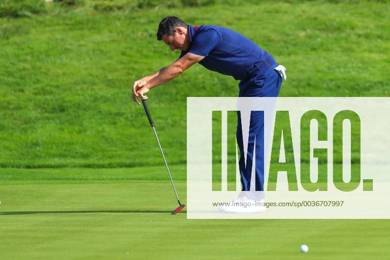 2018 Ryder Cup Day 1, Albatros Course, Le Golf National, Saint-Quentin-en-Yvelines, Paris 28 9 2018 Rory McIlroy dejected after missing a putt to lose his match on 16th hole Rory McIlroy dejected after missing a putt to lose his match on 16th hole 28 9 2018