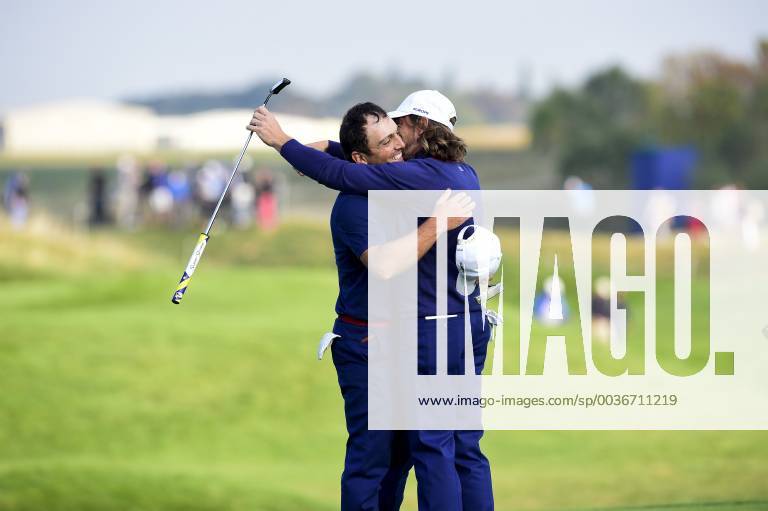 Joie de Francesco Molinari of Italy (Team Europ) dans les bras de Tommy Fleetwood of England (Team Europ) GOLF : Ryder Cup 2018 - Guyancourt - 28 09 2018 JBAutissier Panoramic