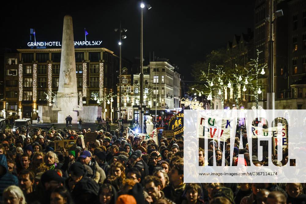 KW47 AMSTERDAM - Participants in a solidarity action against exclusion and discrimination have gathered on Dam Square. The action is a response to the election win of Geert Wilders PVV. ANP RAMON VAN FLYMEN netherlands out - belgium out