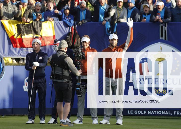 Spanish golfer Jon Rahm (R) greets the public before his first shot at Tee 1 during the fourball competition on the second day of the Ryder Cup 2018 at The Golf National in Guyancourt, near Paris, France, 29 September 2018. The Ryder Cup 2018 runs from 25 to 30 September. Ryder Cup 2018 !ACHTUNG: NUR REDAKTIONELLE NUTZUNG!
