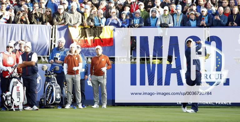 US golfer Tiger Wood (R) makes his first shot at Tee 1 during the fourball competition on the second day of the Ryder Cup 2018 at The Golf National in Guyancourt, near Paris, France, 29 September 2018. The Ryder Cup 2018 runs from 25 to 30 September. Ryder Cup 2018 !ACHTUNG: NUR REDAKTIONELLE NUTZUNG!