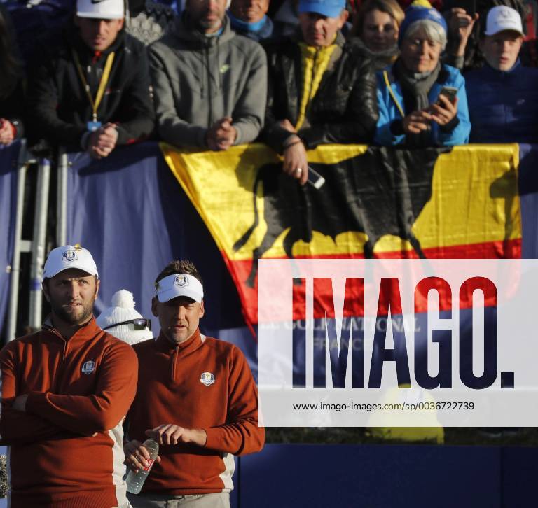 Spanish golfer Jon Rahm (L) is seen before his first shot at Tee 1 during the fourball competition on the second day of the Ryder Cup 2018 at The Golf National in Guyancourt, near Paris, France, 29 September 2018. The Ryder Cup 2018 runs from 25 to 30 September. Ryder Cup 2018 !ACHTUNG: NUR REDAKTIONELLE NUTZUNG!
