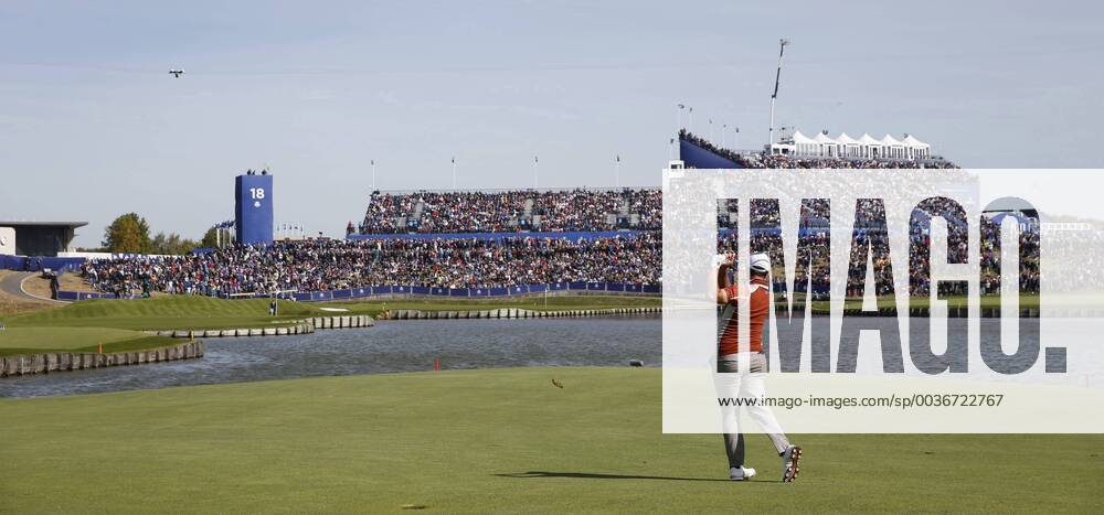 Spanish golfer Jon Rahm shots at green 16 during the fourball competition on the second day of the Ryder Cup 2018 at The Golf National in Guyancourt, near Paris, France, 29 September 2018. The Ryder Cup 2018 runs from 25 to 30 September. Ryder Cup 2018 !ACHTUNG: NUR REDAKTIONELLE NUTZUNG!