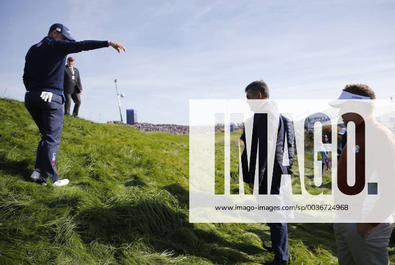 US golfer Justin Thomas (L) drops a ball before Spanish golf referee Jose Maria Zamora (2R) during the fourball competition on the second day of the Ryder Cup 2018 at The Golf National in Guyancourt, near Paris, France, 29 September 2018. The Ryder Cup 2018 runs from 25 to 30 September. Ryder Cup 2018 !ACHTUNG: NUR REDAKTIONELLE NUTZUNG!