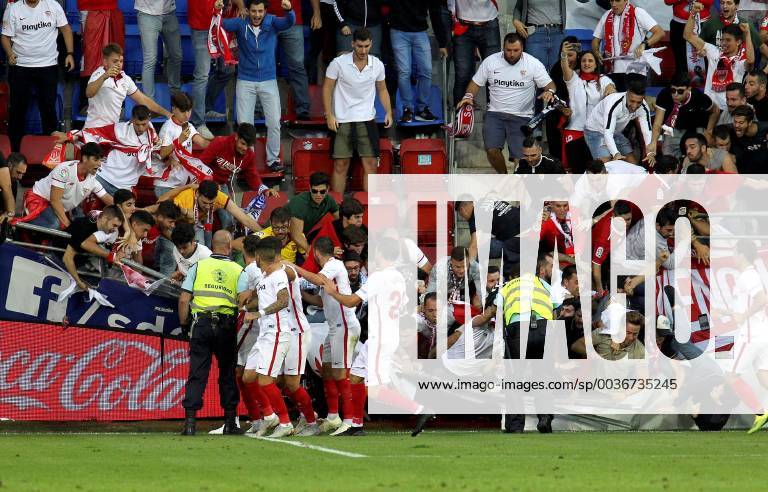 KW39 A part of the stands fall down during the celebration of a Sevilla CF s goal against SD Eibar with during their Spanish Liga Primera Division soccer match played at Ipurua stadium in Eibar, northern Spain, 29 September 2018. SD Eibar vs Sevilla CF !ACHTUNG: NUR REDAKTIONELLE NUTZUNG!