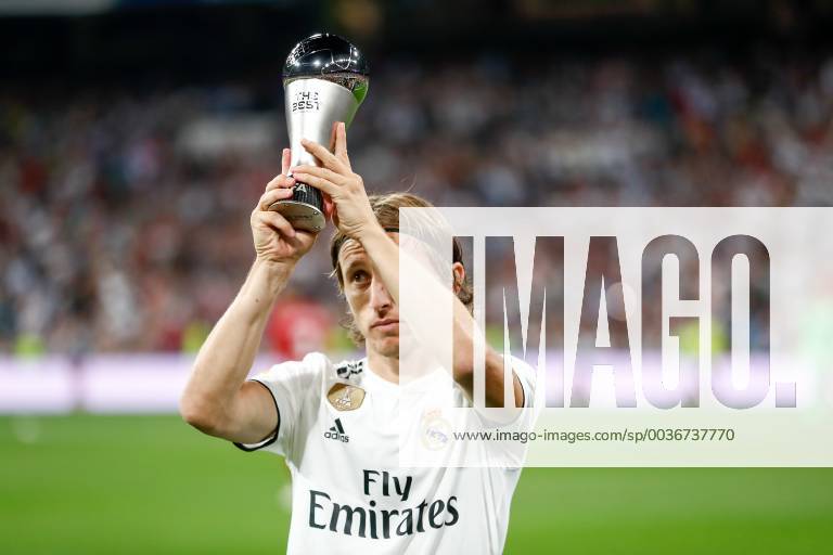Luka Modric of Real Madrid with trophy The Best during the La Liga (Spanish Championship) football match between Real Madrid and Atletico de Madrid on September 29th, 2018 at Santiago Bernabeu stadium in Madrid, Spain. Soccer: La Liga - Real Madrid v Atletico de Madrid - ZUMAa181 20180929_zaa_a181_292