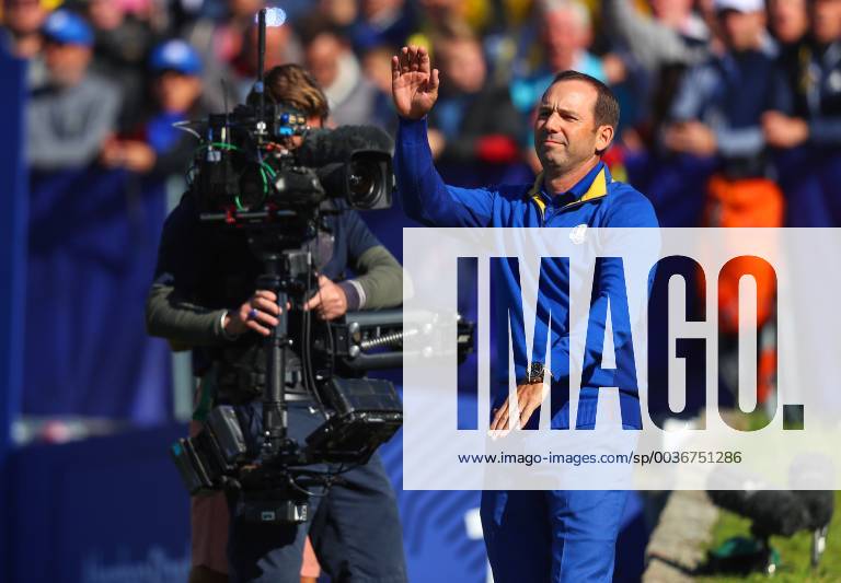 2018 Ryder Cup, Albatros Course, Le Golf National, Saint-Quentin-en-Yvelines, Paris 30 9 2018 Sergio Garcia dances at the 1st tee box Sergio Garcia dances at the 1st tee box 30 9 2018