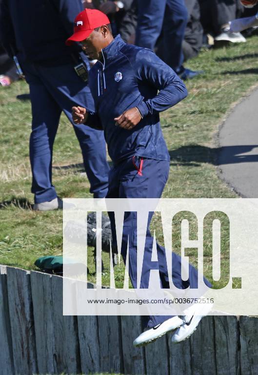 Tiger Woods jumps onto the tee box before the start of the final day of competition of the Ryder Cup at Le Golf National in Guyancourt near Paris on September 30, 2018. Team Europe leads Team USA 10-6 heading into the final day of competition. PAR20180930018 DAVIDxSILPA