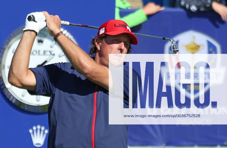 Phil Mickelson warms up before the start of the final day of competition of the Ryder Cup at Le Golf National in Guyancourt near Paris on September 30, 2018. Team Europe leads Team USA 10-6 heading into the final day of competition. PAR20180930030 DAVIDxSILPA