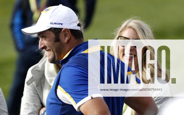 Jon Rahm (L) of Spain celebrates with his girlfriend Kelley Cahill (R) after Europe Team win on the final day of the Ryder Cup 2018 at The Golf National in Guyancourt, near Paris, France, 30 September 2018. Ryder Cup 2018 - Europe vs USA !ACHTUNG: NUR REDAKTIONELLE NUTZUNG!
