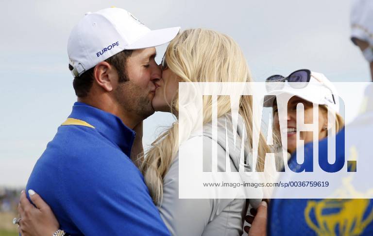 Jon Rahm (L) of Spain celebrates with his girlfriend Kelley Cahill (C) after Europe Team win on the final day of the Ryder Cup 2018 at The Golf National in Guyancourt, near Paris, France, 30 September 2018. Ryder Cup 2018 - Europe vs USA !ACHTUNG: NUR REDAKTIONELLE NUTZUNG!