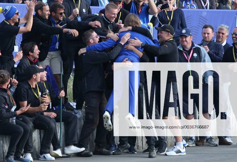 Tommy Fleetwood celebrates with green keepers after Team Europe clinched the Ryder Cup at Le Golf National in Guyancourt near Paris on September 30, 2018. Team Europe defeated Team USA 17.5 to 10.5 to hand the Americans their sixth straight loss on foreign soil. PAR20180930056 DAVIDxSILPA