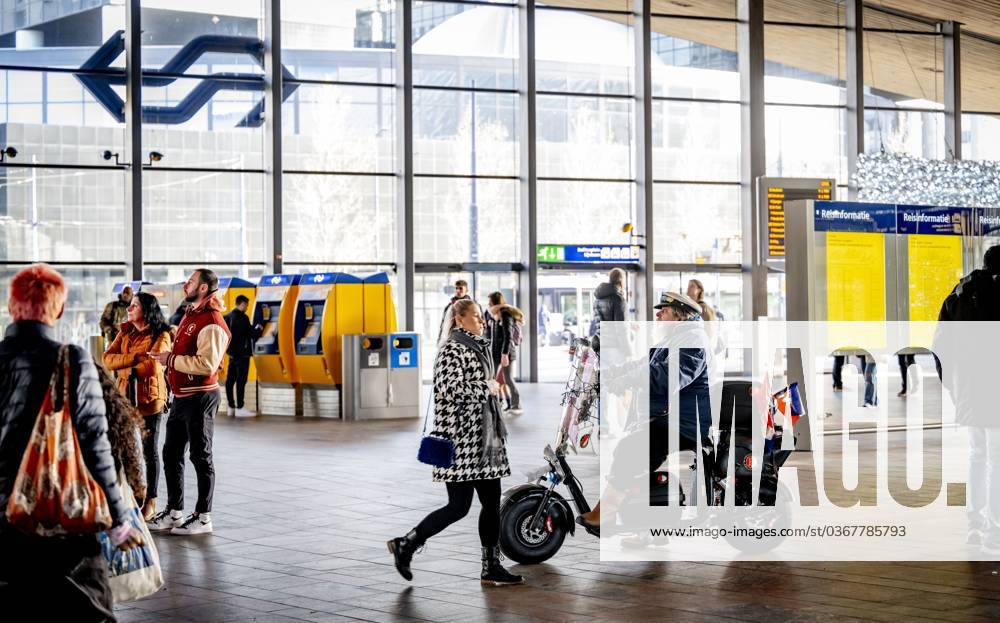 ROTTERDAM - Travelers at Rotterdam Central Station. On the weekends of Black Friday and Sinterklaas, there is no train traffic around Rotterdam Central Station due to planned work. Free public transport is offered, so visitors do not come to the center by car. ANP ROBIN UTRECHT netherlands out - belgium out
