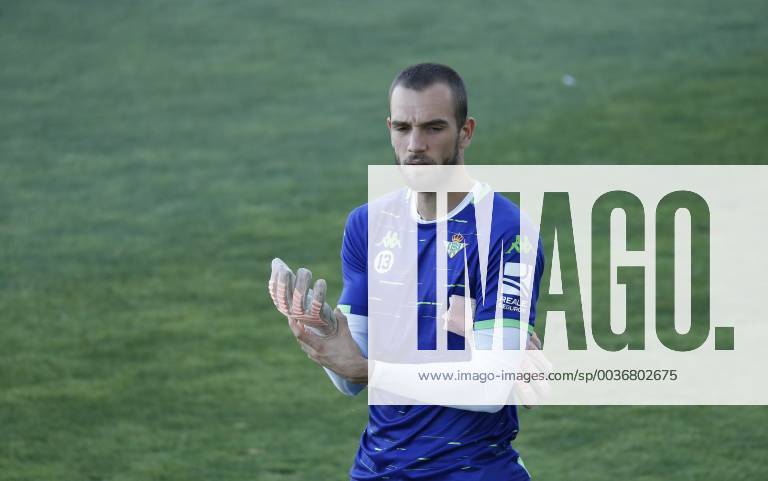 Entrenamiento del Betis. En la imagen, Pau Lopez. Betis training session. In this picture, Pau Lopez.