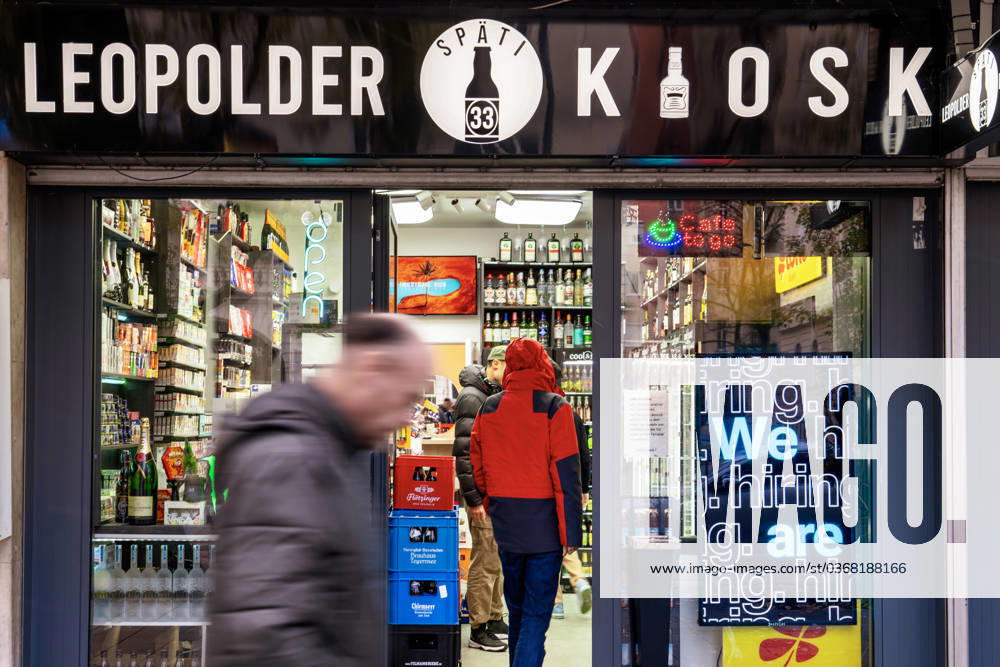 Leopolder Kiosk, Späti in Schwabing, Munich, November 2023 Germany, Munich, November 2023, Leopolder Kiosk, Späti in Schwabing, late-night sales until 11 pm, small store on Leopoldstraße, tobacco and beverage sales, advertising display in shop window, customers, passers-by, Sunday, Bavaria,