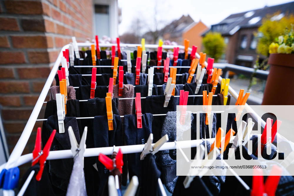 Düsseldorf 28 11 2023 clothes horse colorful clothesline clothespins sustainable environmentally friendly air-drying wet laundry balcony solar energy wind energy sunlight solar heat solar heat save electricity no tumble dryer electricity consumption washing clothes socks Düsseldorf North Rhine-Westphalia Germany