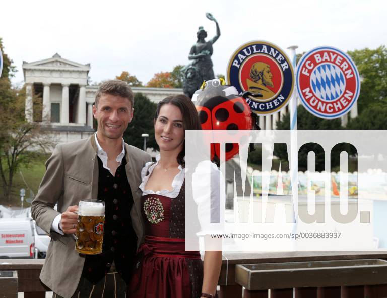 Bayern Muenchen at the WIESN 07 10 2018 Kaefers Oktoberfest Schaenke Theresienwiese Munich GER Bayern Munich at the WIESN Traditionally Bavarian in Lederhosen, the team of FC Bayern Munich once again appear at the annual Oktoberfest visit Wiesn visit in the picture Thomas Müller with wife Lisa nordphotoxKokenge nph00001