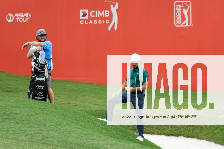 Kuala Lumpur, Malaysia - Abraham Ancer(R) of Mexico in action during the first round of the CIMB Classic at TPC Kuala Lumpur on October 11, 2018 in Kuala Lumpur, Malaysia CIMB Classic - Round One - ZUMAn230 20181011_zaa_n230_099