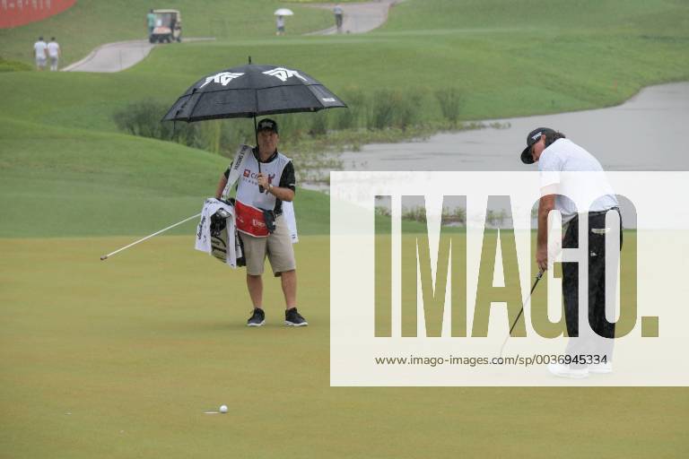 Kuala Lumpur, Malaysia - Pat Perez of the United States in action on first round of the CIMB Classic at TPC Kuala Lumpur on 11 October, 2018 in Kuala Lumpur, Malaysia CIMB Classic - Round One - ZUMAn230 20181011_zaa_n230_102