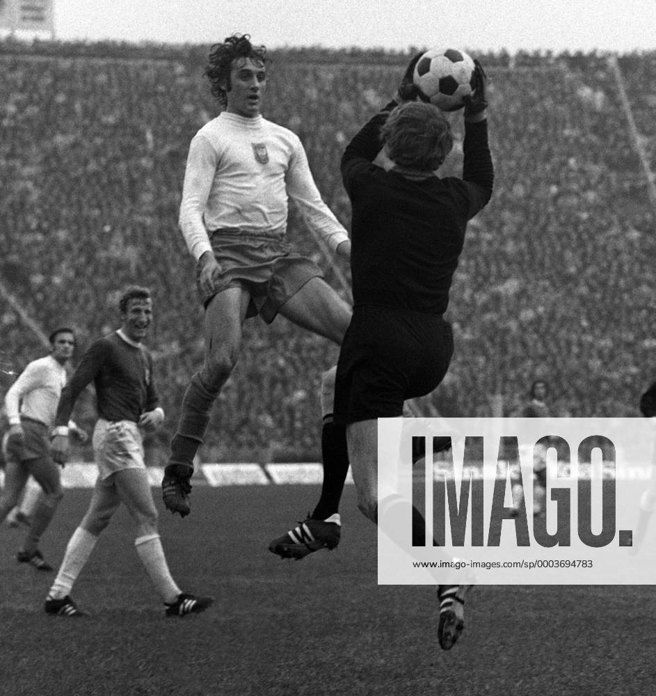 Jan Banas (Polen) gegen Torwart Sepp Maier (BR Deutschland) - (503985) Fußball Länderspiel Herren EM Qualifikation 1971, Nationalteam, Nationaltrikot, Polen - BRD 1:3 Gruppe Warschau Dynamik, Abwehr, Fußball Länderspiel Herren EM Qualifikation 1971, Nationalteam, Nationaltrikot, Polen - BRD 1:3 Gruppe Warschau Dynamik, Abwehr,