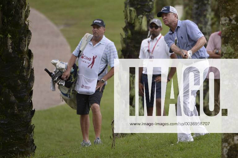 Kuala Lumpur, Malaysia - Davis Love III (R) of the USA hits a shot during the second round of 2018 CIMB Classic golf tournament in Kuala Lumpur, Malaysia on October 12, 2018. CIMB Classic 2018 - Round Two - ZUMAn230 20181012_zaa_n230_260