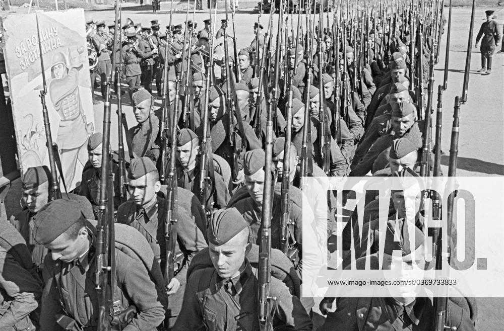 Recruits leave for front during mobilization 662730 23.06.1941 Recruits leaving for the front during mobilization, Moscow, June 23, 1941. Anatoliy Garanin Sputnik Moscow Russia