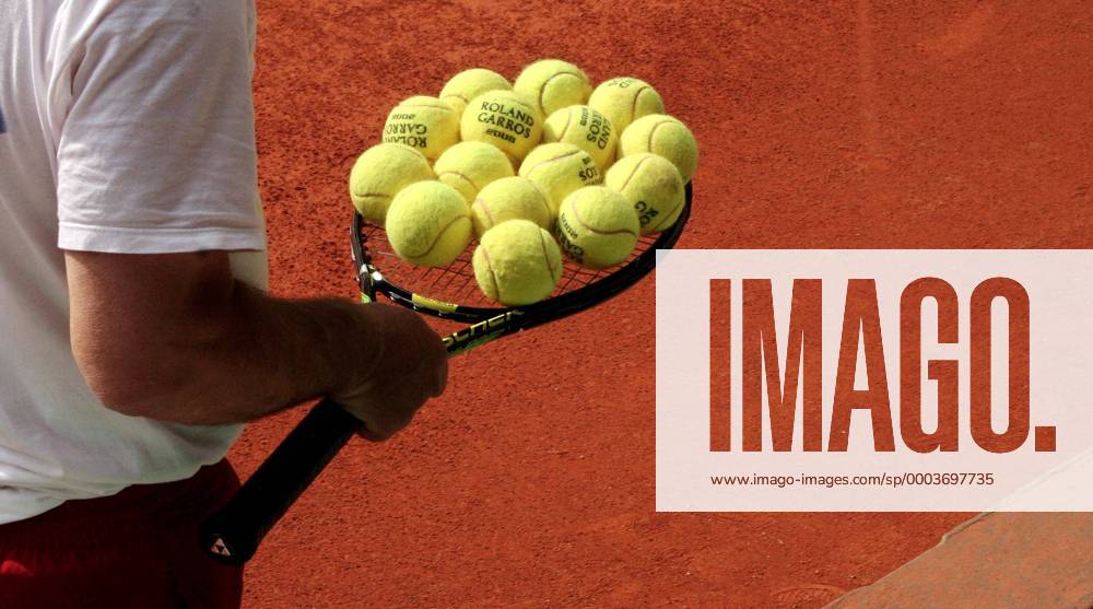 Tennisbälle mit der Aufschrift Roland Garros 2008 auf dem Schläger eines Spielers - Tennis Herren French Open 2008, Vorschau, ATP Tour, Grand Slam, Roland Garros Einzelbild Paris Tennis Herren French Open 2008, Vorschau, ATP Tour, Grand Slam, Roland Garros Einzelbild Paris
