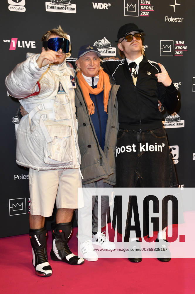 Joost Klein, Otto Waalkes and Ski Aggu at the 24 presentation of the 1Live Krone 2023 in the Lokschuppen Bielefeld, 30 11 2023 Foto:xN.xKubelkax xFuturexImagex krone_0741