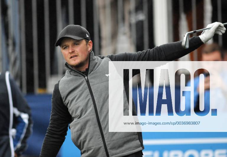 Golf - 2018 Sky Sports British Masters - Sunday, Fourth Round Eddie Pepperell of England signals wide from his tee shot, at Walton Heath Golf Club. COLORSPORT ANDREW COWIE