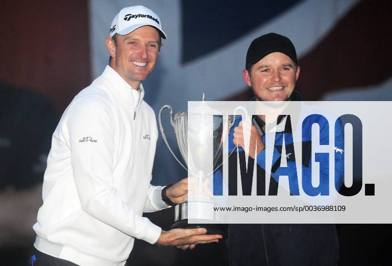 KW41 Sport Themen des Tages Golf - 2018 Sky Sports British Masters - Sunday, Fourth Round Previous winner, Justin Rose hands over the trophy to Eddie Pepperell of England, at Walton Heath Golf Club. COLORSPORT ANDREW COWIE