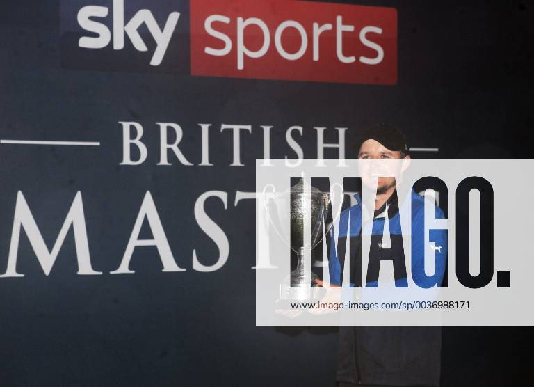 Golf - 2018 Sky Sports British Masters - Sunday, Fourth Round Eddie Pepperell of England with the British Masters trophy, at Walton Heath Golf Club. COLORSPORT ANDREW COWIE