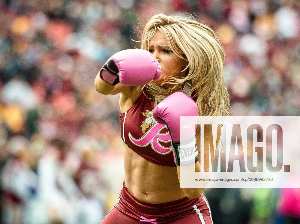 Landover, Maryland, U.S - Redskins cheerleader performs during a matchup between the Carolina Panthers and the Washington Redskins. The Redskins beat the Panther 23-17 at FedEx Field in Landover, Maryland. NFL American Football Herren USA 2018 - Redskins beat Panthers 23-17 - ZUMAr118 20181014_zap_r118_005