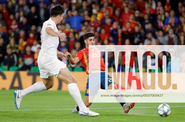 Spanish midfielder Marco Asensio (R) vies for the ball with England s defender Harry Maguire during the UEFA League of Nations groups phase match between the national teams of Spain and England, at the Benito Villamarin stadium, in Seville, Andalusia, Spain, 15 October 2018. Spain vs. England !ACHTUNG: NUR REDAKTIONELLE NUTZUNG!