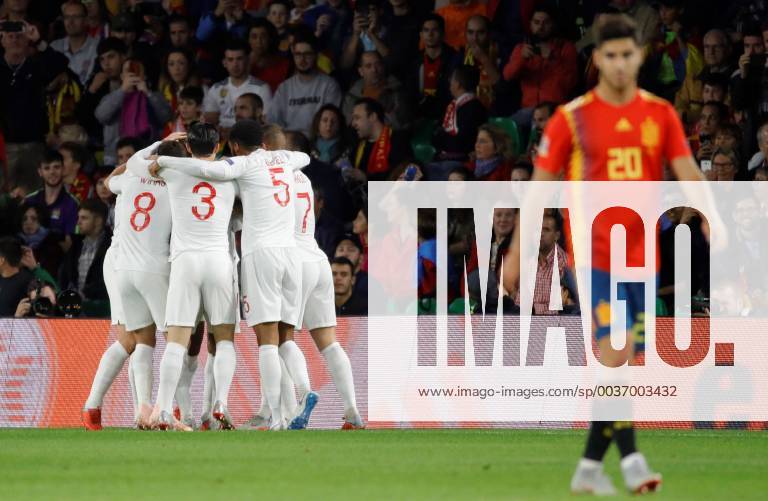 England s players jubilate the first goal of the team during the UEFA League of Nations groups phase match between the national teams of Spain and England, at the Benito Villamarin stadium, in Seville, Andalusia, Spain, 15 October 2018. Spain vs. England !ACHTUNG: NUR REDAKTIONELLE NUTZUNG!