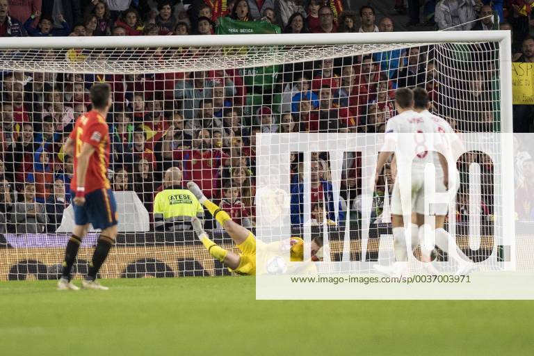 Seville, Spain - JORDAN PICKFORD of England (C ) makes a save during the UEFA Nations League Group A4 soccer match between Spain and England at the Benito Villamarin Stadium Soccer 2018 - Spain vs England - ZUMAa142 20181015_zap_a142_021