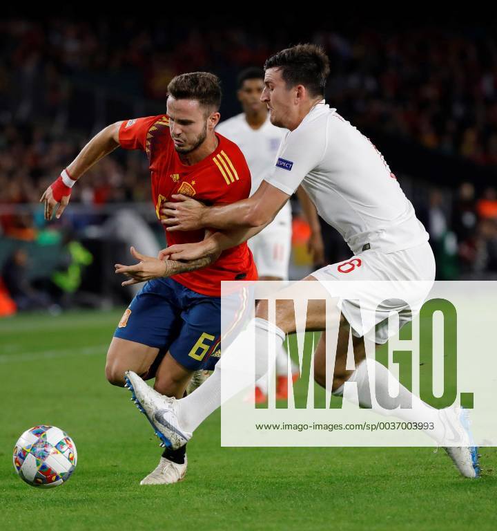 Spanish midfielder Saul Niguez (L) vies for the ball with British Harry Maguire during the UEFA League of Nations groups phase match between the national teams of Spain and England, at the Benito Villamarin stadium, in Seville, Andalusia, Spain, 15 October 2018. Spain vs. England !ACHTUNG: NUR REDAKTIONELLE NUTZUNG!