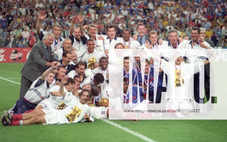World Cup 1998 in France Final France Brazil 3 0 12 07 1998 in St Denis Team photo France with Cup HM