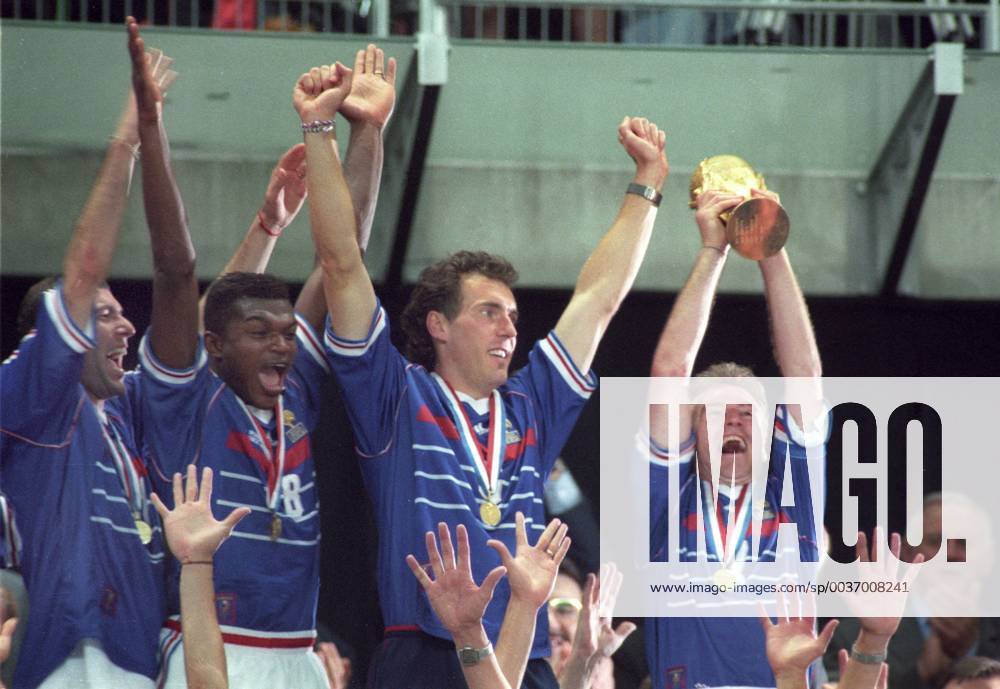 1998 World Cup France Final France Brazil 3 0 12 07 1998 St Denis Team captain Didier Deschamps re presents World Cup trophy V Zinedine Zidan Marcel Desailly and Laurent Blanc HM