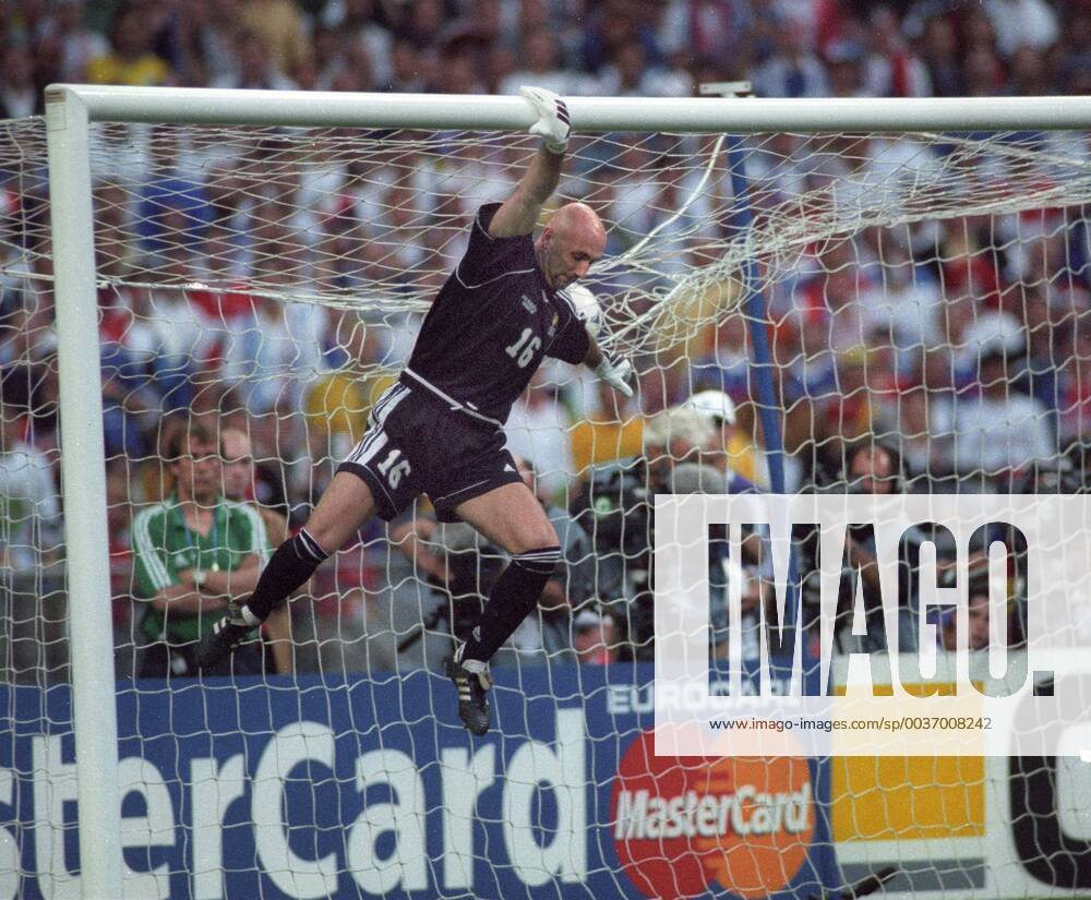 World Cup 1998 in France Final France Brazil 3 0 12 07 1998 in St Denis Goalkeeper Fabien Barthez FRA hangs on goalpost HM