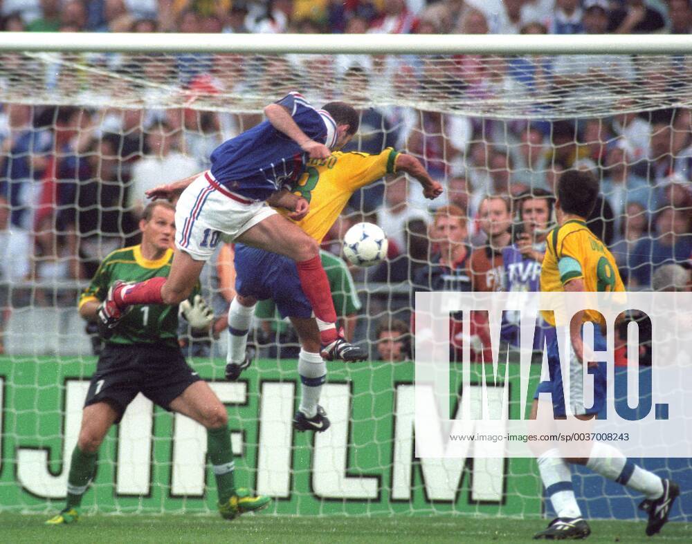 World Cup 1998 in France Final France Brazil 3 0 12 07 1998 in St Denis Goal to the 1 0 for France by Zinedine Zidane 10 header that prevails against Leonardo Re Dunga left in the background Tw Taffarel all Brazil HM