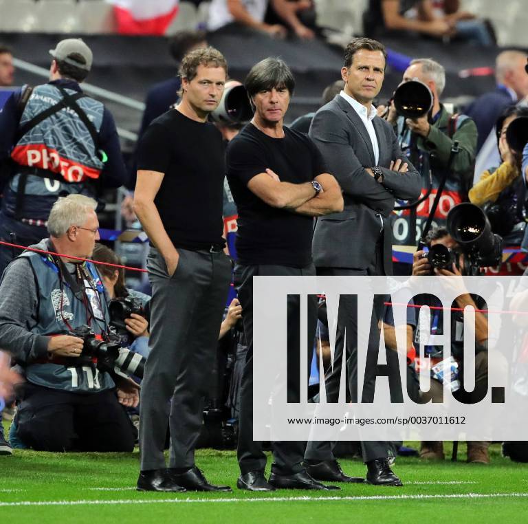 Coach Marcus Sorg Coach Joachim Löw Team Manager Oliver Bierhoff behind Photographers Media Press Sport Football Soccer UEFA Nations League International Team National Team DFB Men Season 2018 2019 16 10 2018 France FRA VS Germany GER DFL regulations prohibit any use of images as image sequences and or quasi video