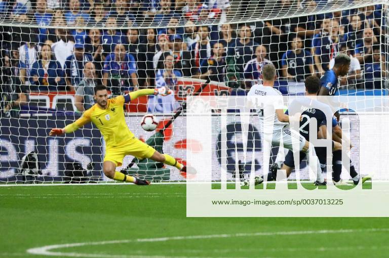 Goalkeeper Hugo Lloris France France parried the shot by Matthias Ginter Germany Germany 16 10 2018 France vs Germany 4 Matchday UEFA Nations League Stade de France DISCLAIMER DFB regulations prohibit any use of images as image sequences and or quasi video