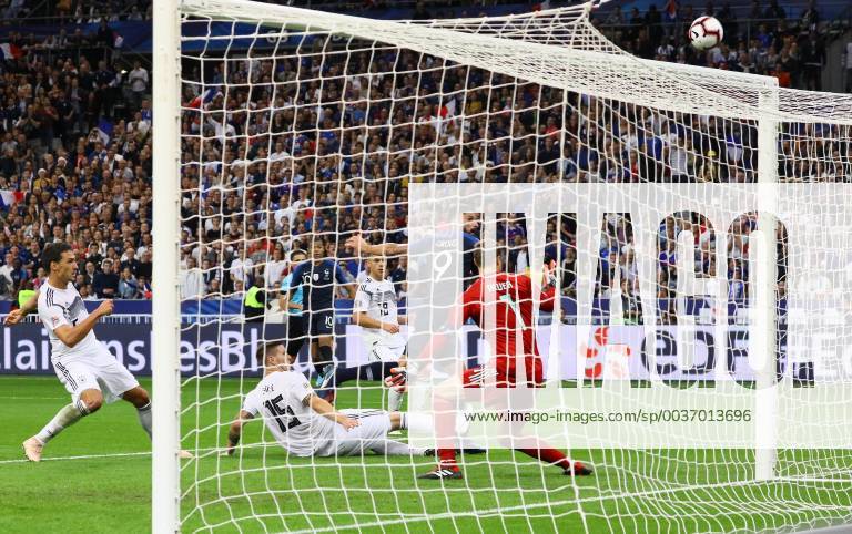 Olivier Giroud France France award the chance against goalkeeper Manuel Neuer Germany Germany 16 10 2018 France vs Germany 4 Matchday UEFA Nations League Stade de France DISCLAIMER DFB regulations prohibit any use of images as image sequences and or quasi video