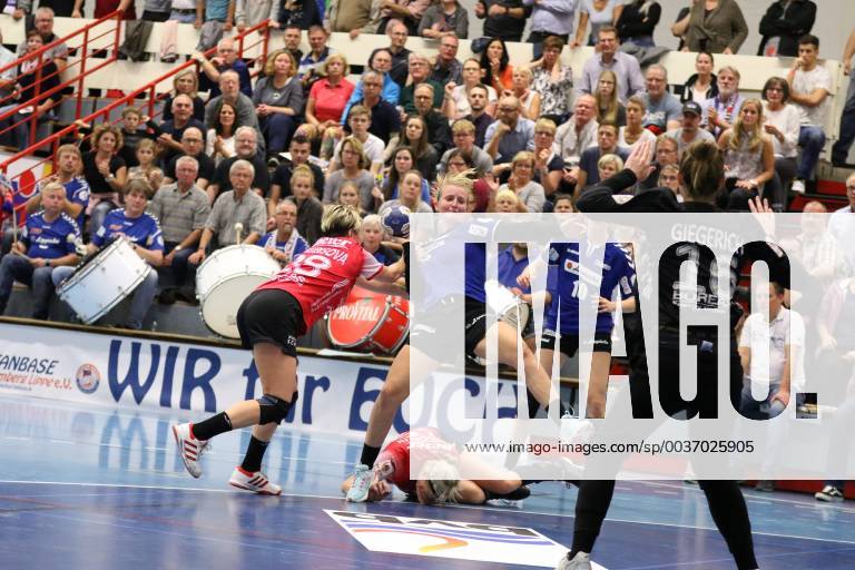 Celine Michielsen HSG Blomberg Lippe 15 against Lydia Jakubisova Thueringer HC 28 left Kirsztina Triscsuk Thueringer HC 15 at the front in front Ann Cathrin Giegerich Thueringer HC 16 HSG Blomberg Lippe vs Thueringer HC Handball 1 Women Bundesliga 17 10 2018 HSG Blomberg Lippe vs Thueringer HC Handball 1 Bundesliga Women 17 10 2018 Blomberg