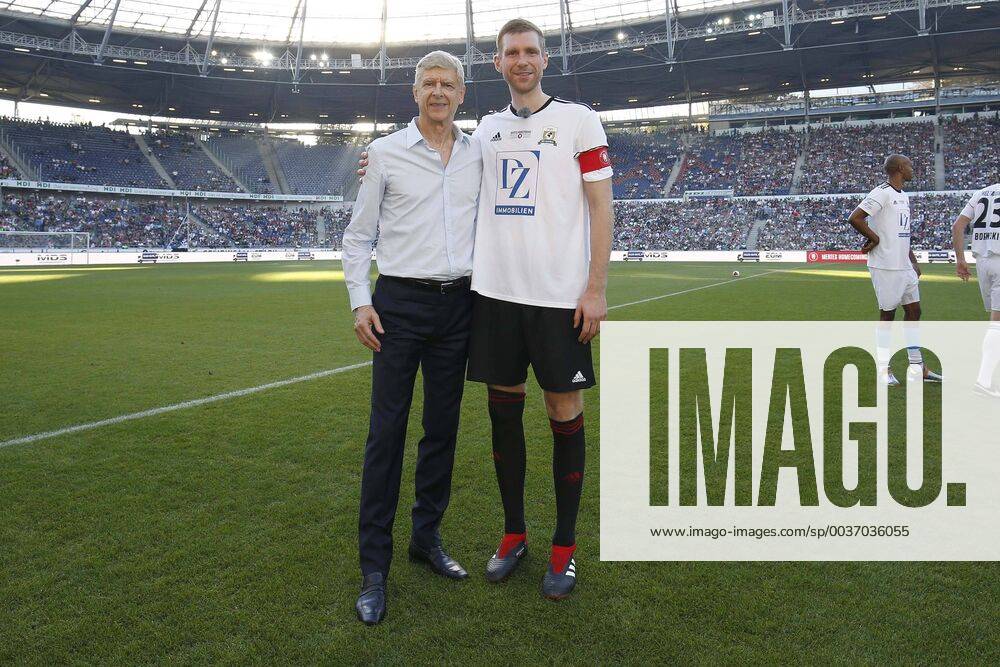 HDI Arena Hannover Farewell Per Mertesacker finishes his professional career Mertes Homecomming Mertes 96 Friends vs Pers World selection in the picture Arsene Wenger Coach World together with Per Mertesacker 29 World Mertes Homecomming