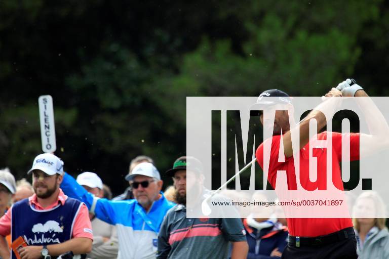 Spanish golfer Alvaro Quiros in action at the 15th hole during the second round of the Andalucia Valderrama Master golf tournament at Valderrama golf course in Cadiz, Andalusia, Spain, 19 October 2018. Andalucia Valderrama Masters golf tournament !ACHTUNG: NUR REDAKTIONELLE NUTZUNG!