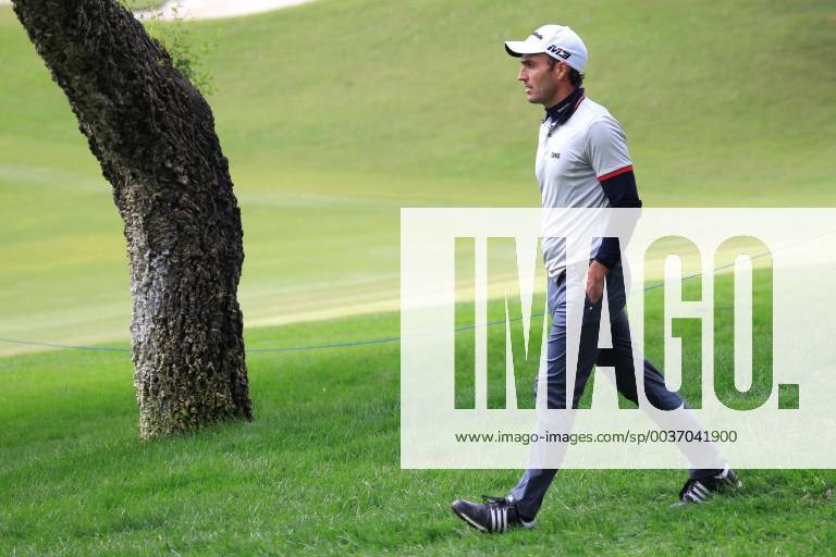 Italian golfer Edoardo Molinari walks in the 12th hole during the second round of the Andalucia Valderrama Master golf tournament at Valderrama golf course in Cadiz, Andalusia, Spain, 19 October 2018. Andalucia Valderrama Masters golf tournament !ACHTUNG: NUR REDAKTIONELLE NUTZUNG!