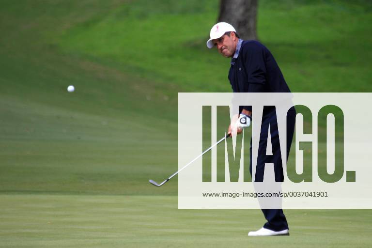 Spanish golfer Jose Maria Olazabal in action at the 18th hole during the second round of the Andalucia Valderrama Master golf tournament at Valderrama golf course in Cadiz, Andalusia, Spain, 19 October 2018. Andalucia Valderrama Masters golf tournament !ACHTUNG: NUR REDAKTIONELLE NUTZUNG!