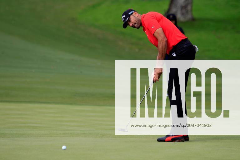 Spanish golfer Alvaro Quiros in action at the 18th hole during the second round of the Andalucia Valderrama Master golf tournament at Valderrama golf course in Cadiz, Andalusia, Spain, 19 October 2018. Andalucia Valderrama Masters golf tournament !ACHTUNG: NUR REDAKTIONELLE NUTZUNG!